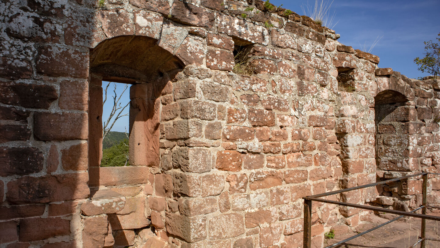 Mauerreste des Wohnkomplexes am Château de Lutzelhardt