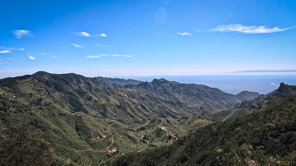 Wandern über die Bergkämmen des Anaga-Gebirges und Gran Canaria am Horizont