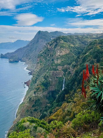 Aussicht entlang der spektakulären Steilküste vom Miradouro da Quinta do Furão
