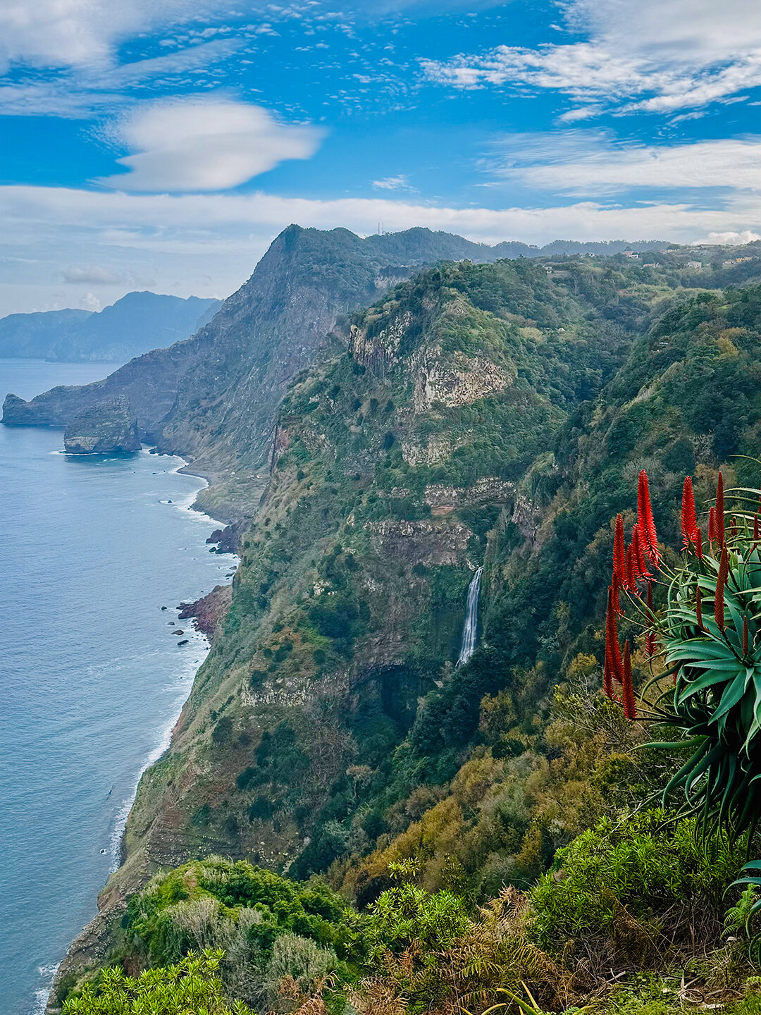 Aussicht entlang der spektakulären Steilküste vom Miradouro da Quinta do Furão auf Madeira Aussicht entlang der spektakulären Steilküste vom Miradouro da Quinta do Furão