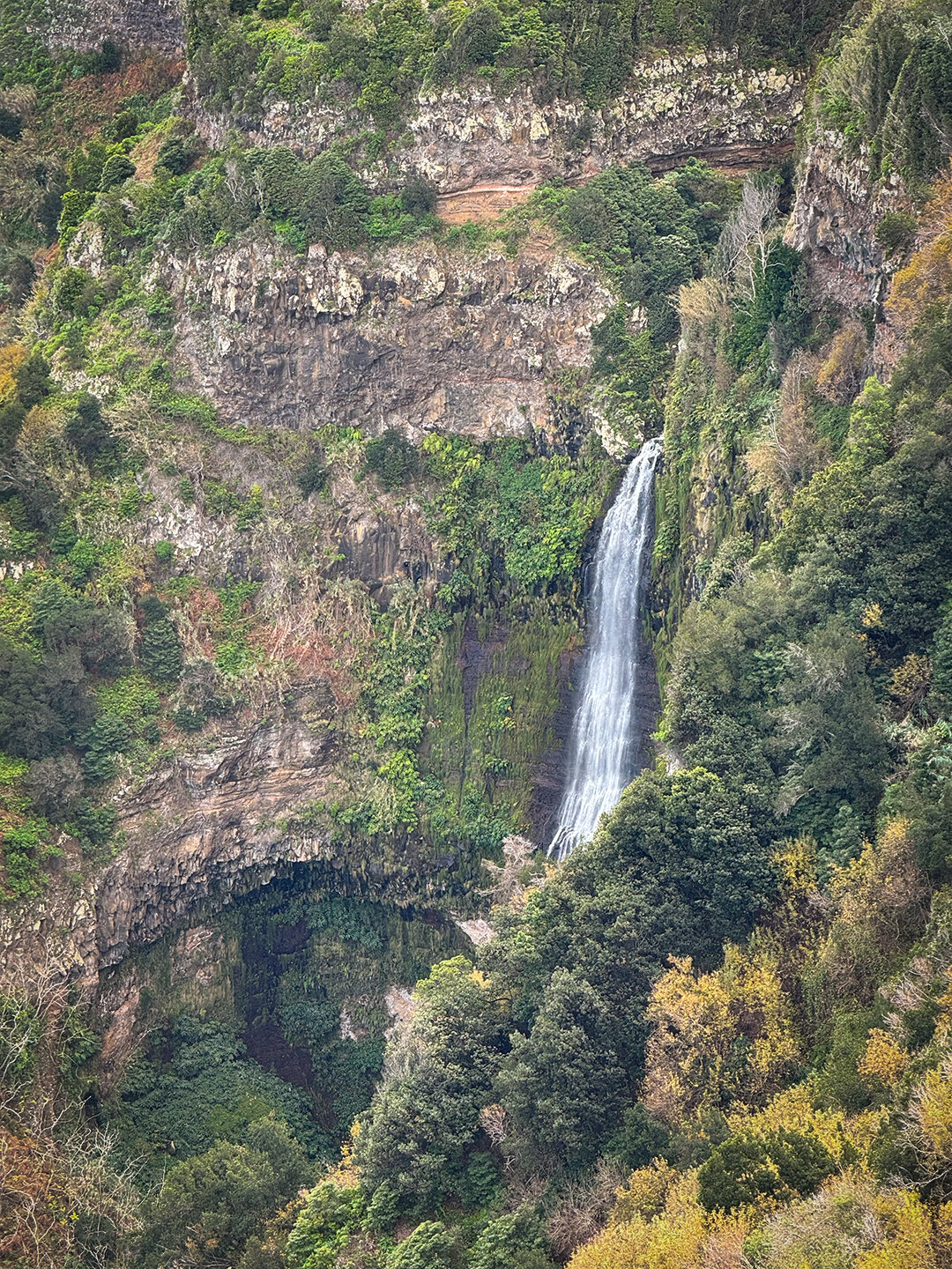 Wasserfall am Correga da Soca nahe des Aussichtspunkts Quinta do Furão bei Santana Wasserfall am Correga da Soca nahe des Aussichtspunkts Quinta do Furão