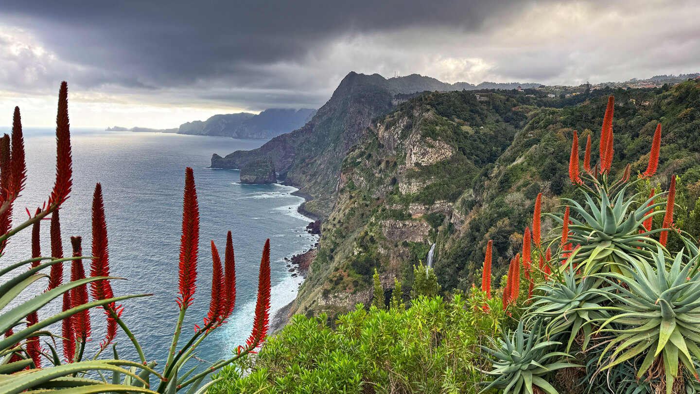 atemberaubender Ausblick vom Aussichtspunkt Quinta do Furão auf Madeira atemberaubender Ausblick vom Aussichtspunkt Quinta do Furão