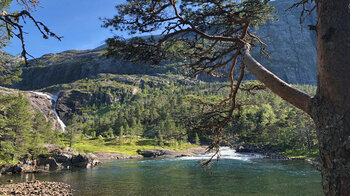 die Alm Nykkjesøy und der Nykkjesøyfossen im Husedalen