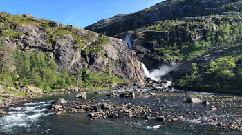 der Wasserfall Nykkjesøyfossen stürzt 80 Meter tief