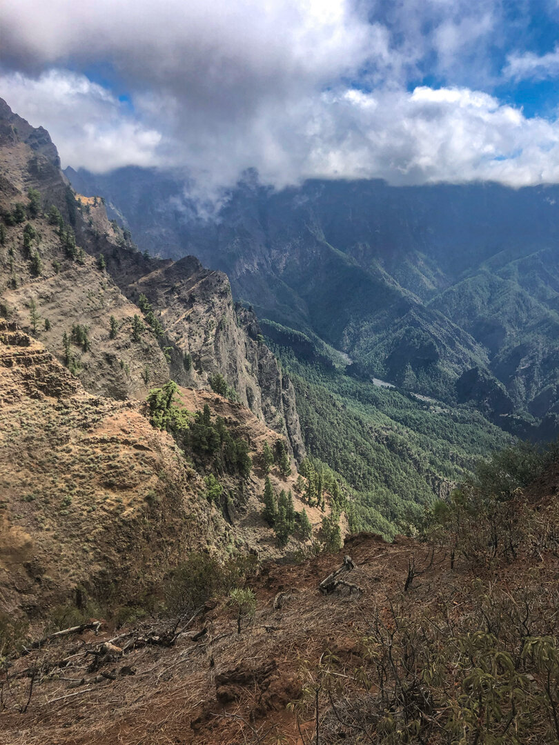 Blick entlang der Felsklippen bis zum Bachbett des Rio de Taburiente