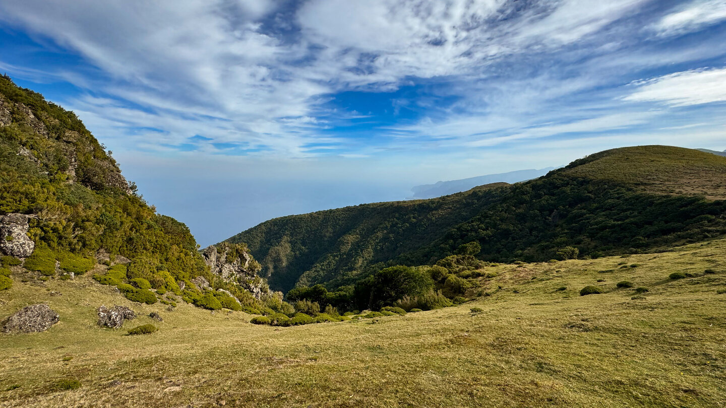 Ausblick vom Fanal Lorbeerwald im Kreis Porto Moniz auf Madeira zur Atlantikküste Ausblick vom Fanal Lorbeerwald auf Madeira zur Atlantikküste