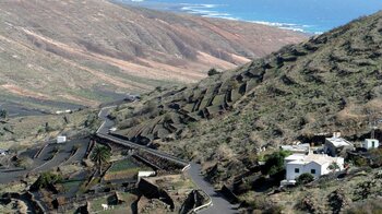 Blick über das Valle de Temisa mit seinen terrassierten Feldern auf Lanzarote