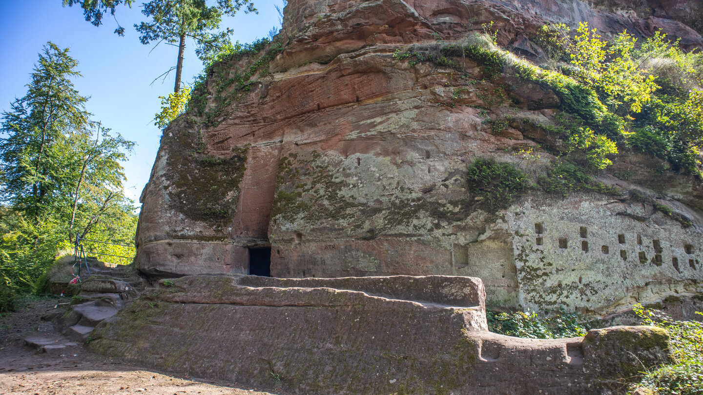 Zugang zu Felsensaal und Brunnen der Ruine Froensburg