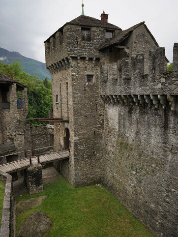 Zugbrücke und Burggraben am Castello di Montebello
