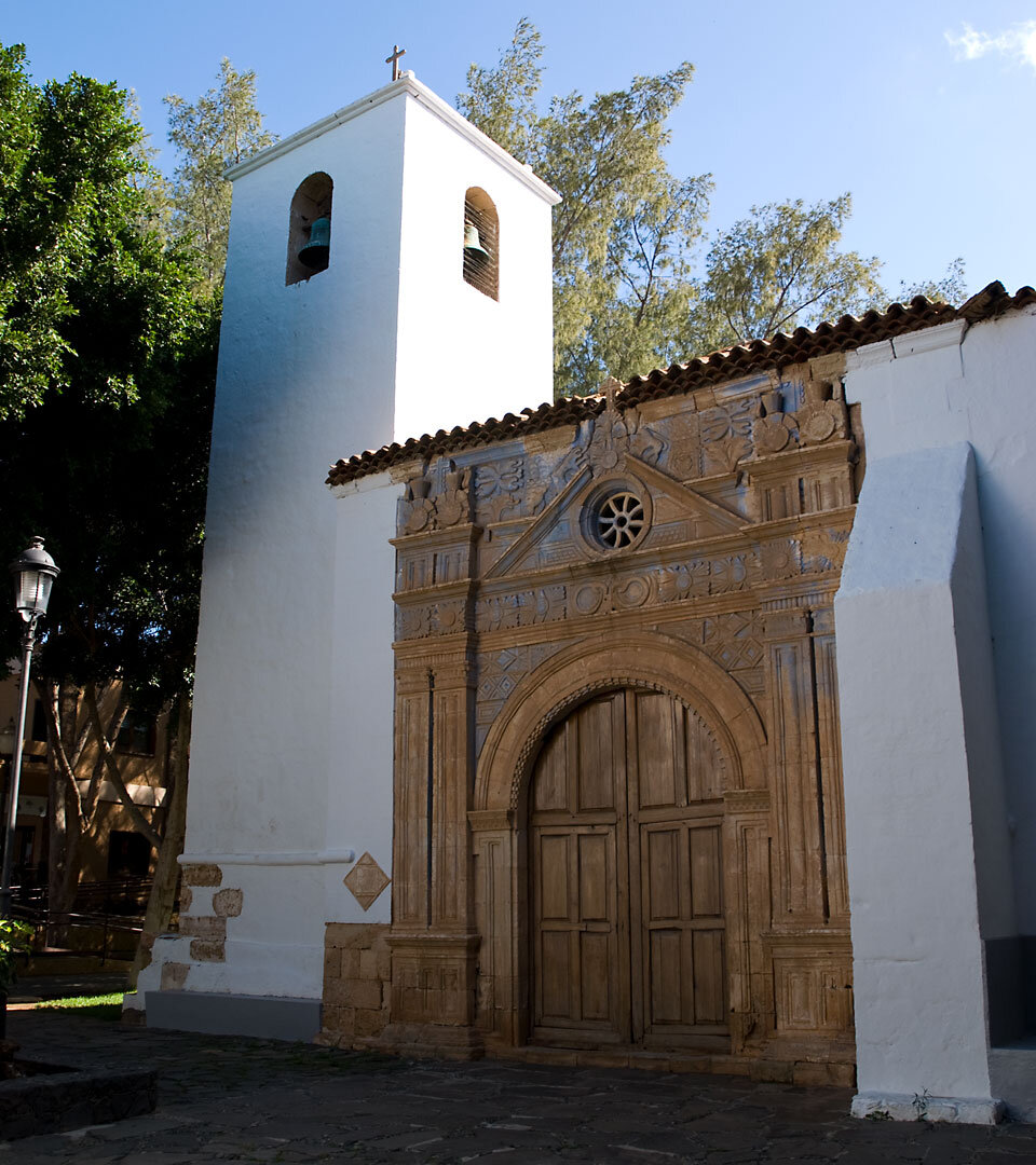 das Eingangsportal der Kirche Iglesia de Nuestra Señora de Regla in Pájara auf Fuerteventura