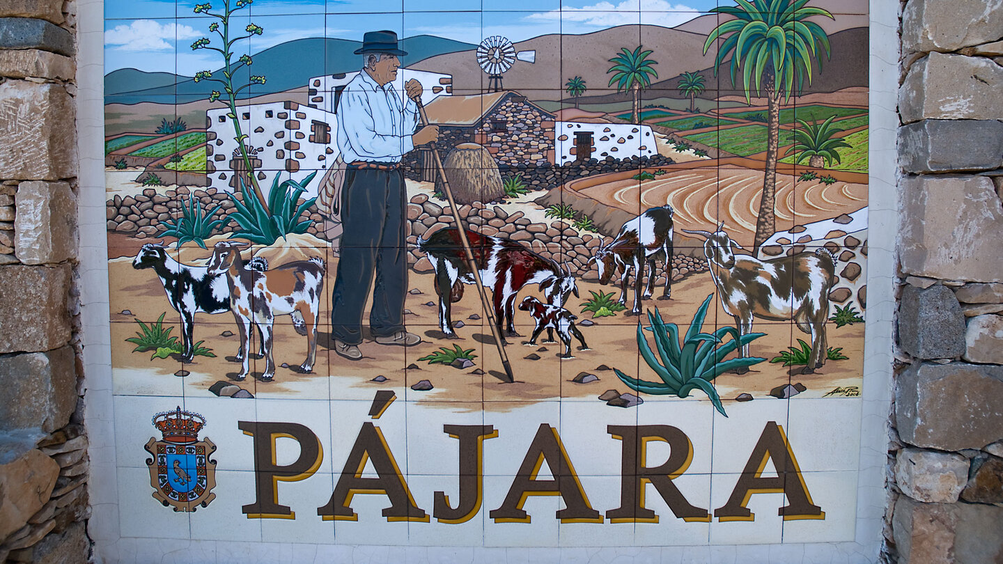 das Ortsschild mit bemalten Kacheln in Pájara auf Fuerteventura