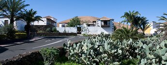 Straße mit typisch kanarischen Häusern in Pájara auf Fuerteventura