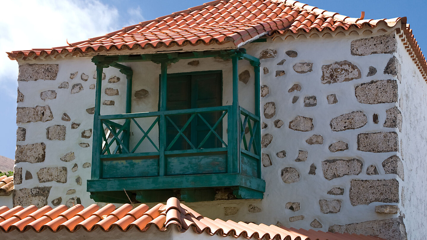 kanarische Fassade mit traditionellen Holzbalkon in Pájara auf Fuerteventura