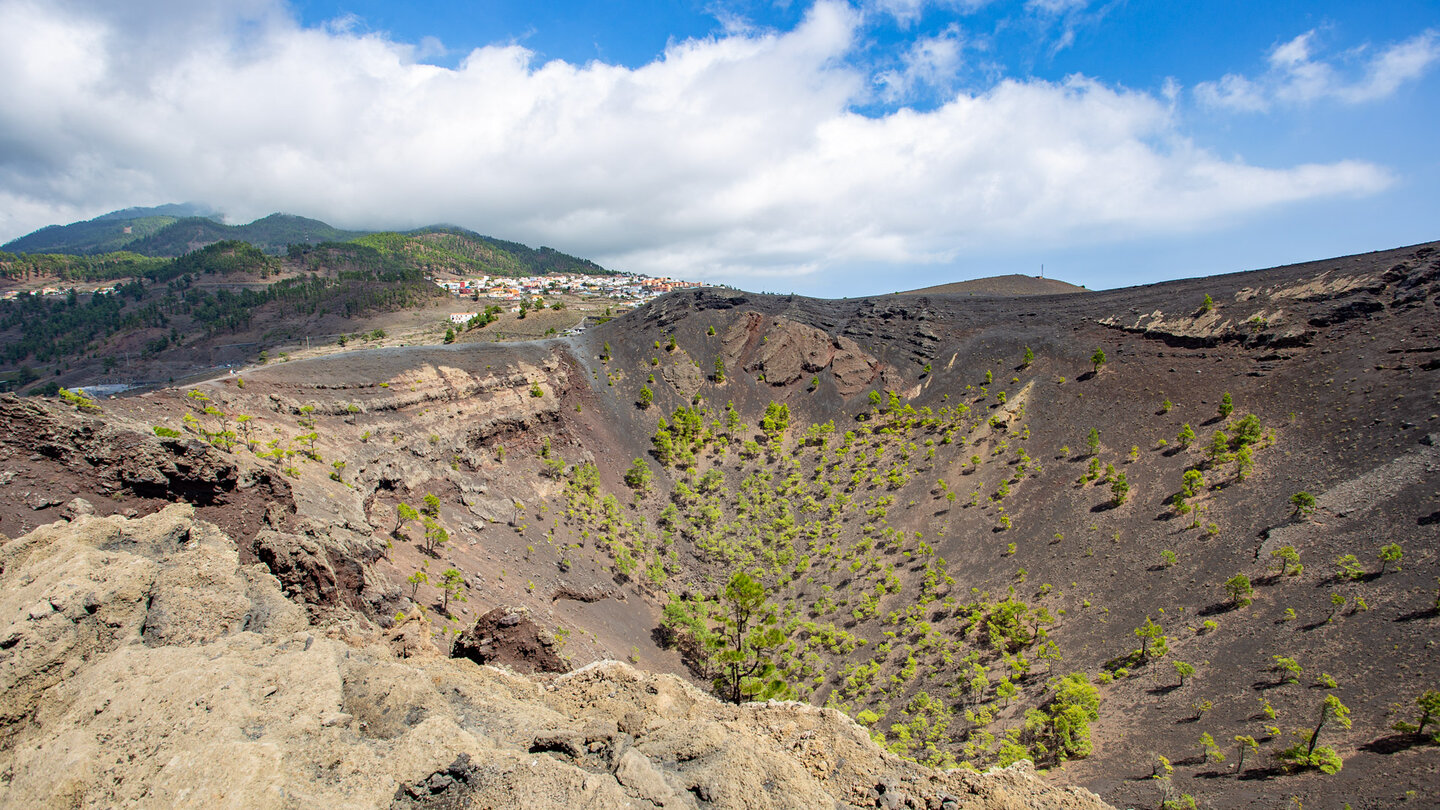Blick in den Krater des Vulkans San Antonio im Naturdenkmal Teneguía auf La Palma Blick in den Krater des Vulkans San Antonio im Naturdenkmal Teneguía auf La Palma