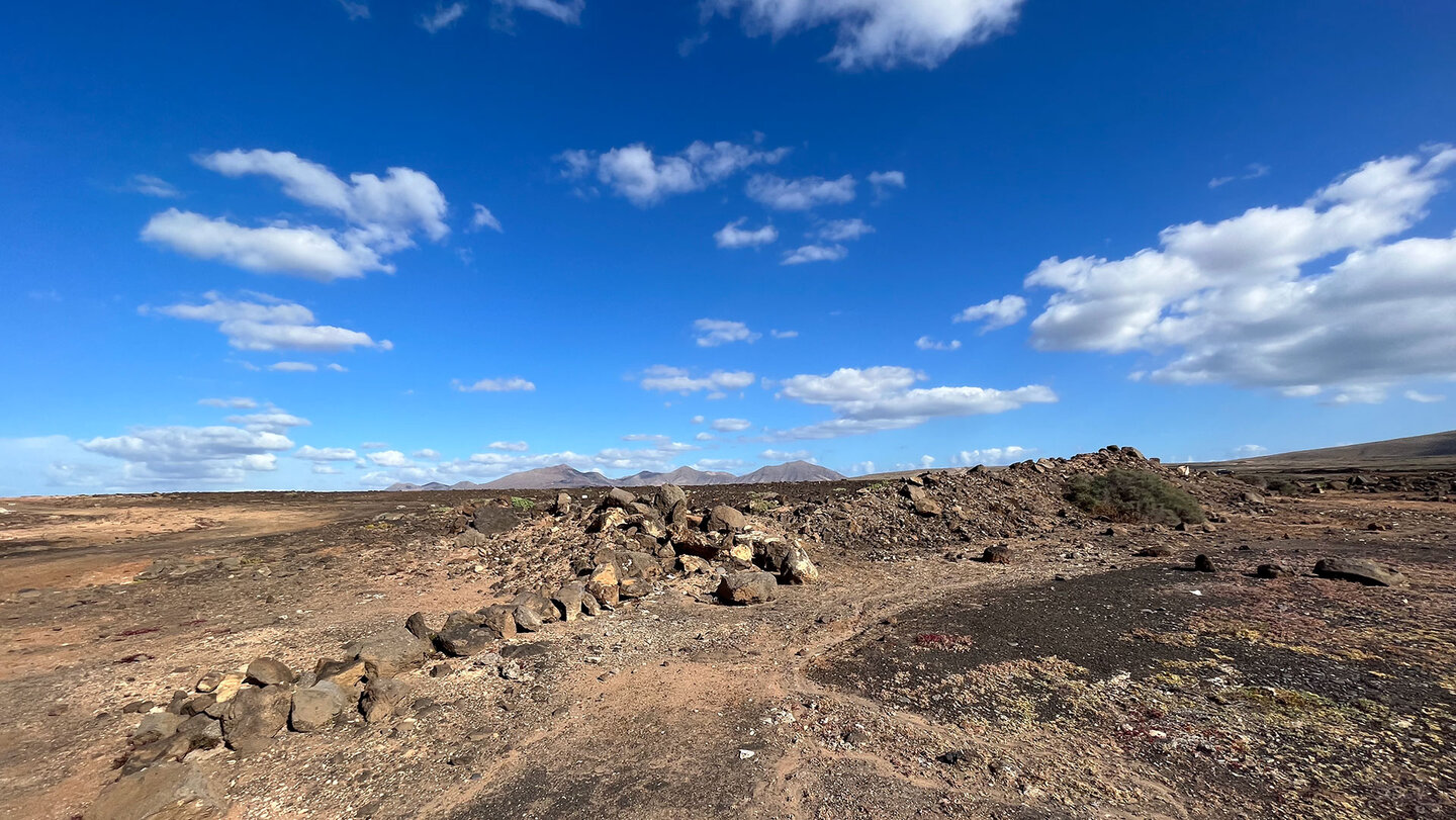 Wanderroute durch die sandige Landschaft bei Playa Blanca