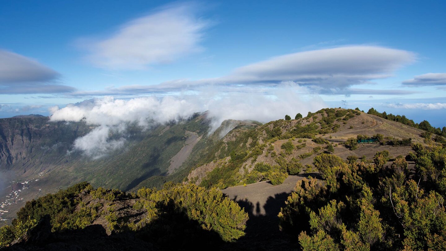 Passatwolken kriechen über die Cumbre auf El Hierro