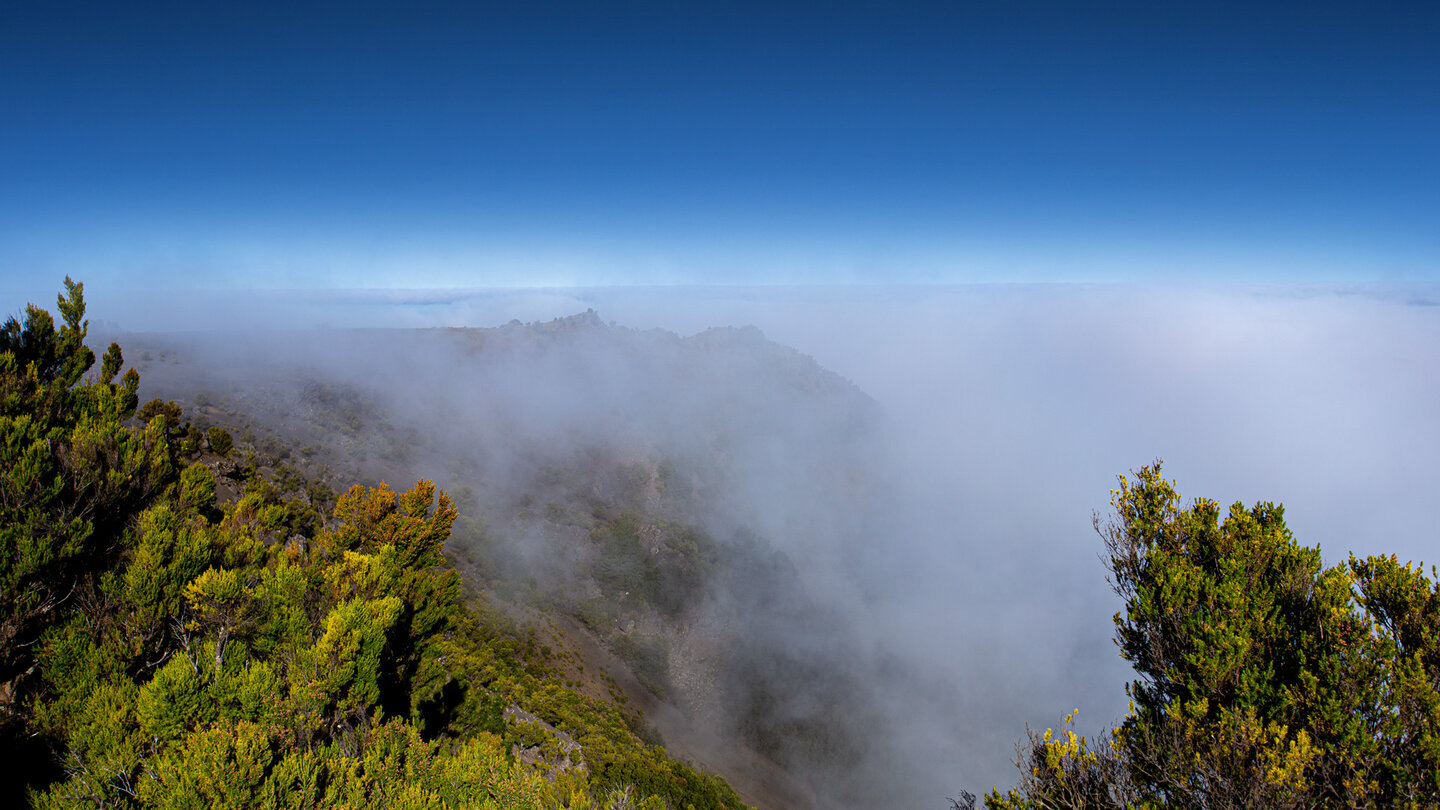 die Sonne verdampft die aufsteigenden Wolken aus der Cumbre auf El Hierro