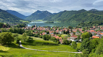 Neuhaus mit Schliersee und Brecherspitze im Hintergrund