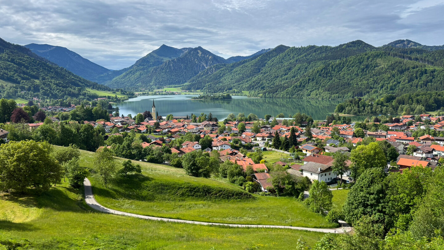 Neuhaus mit Schliersee und Brecherspitze im Hintergrund