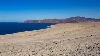 Blick über den Sandstreifen El Jable Richtung La Pared