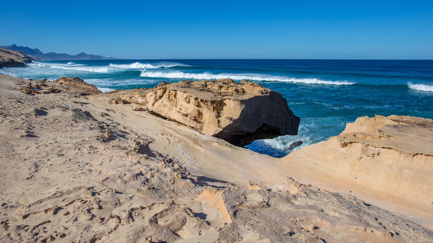 Erosion lässt Sandsteinplattformen entlang der Küste abrutschen Erosion lässt Sandsteinplattformen entlang der Küste abrutschen