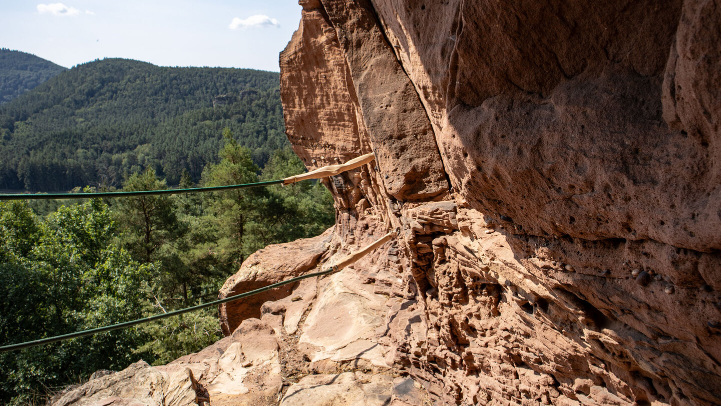 Vom Felsentor am Dickenberg aus bietet sich ein Ausblick auf den Pfälzerwald.