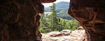 Wanderung durch das Felsentor am Dickenberg.