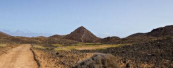 Blick vom GR 131 auf Los Lobos zum Vulkankegel La Caldera