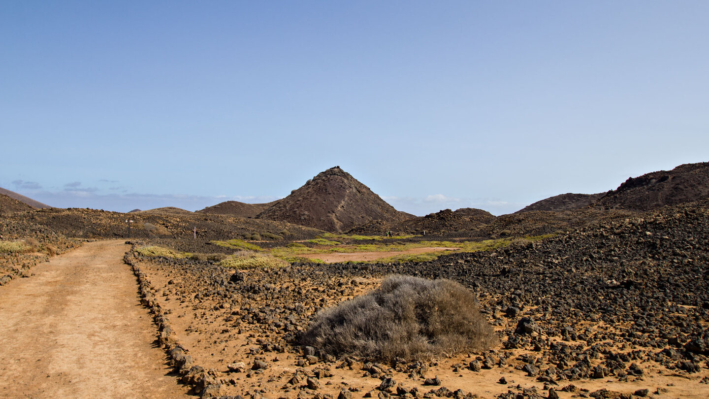 Blick vom GR 131 auf Los Lobos zum Vulkankegel La Caldera