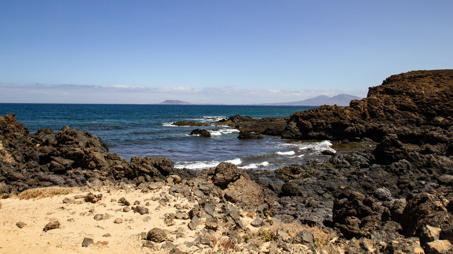 der Montaña Roja auf Lanzarote erhebt sich am Horizont