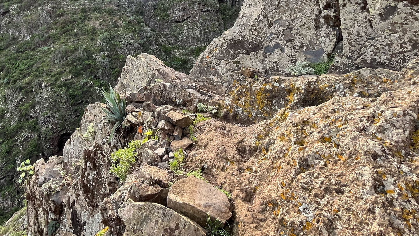 Wegpassage über aufgeschichtete Steine am Camino del Risco