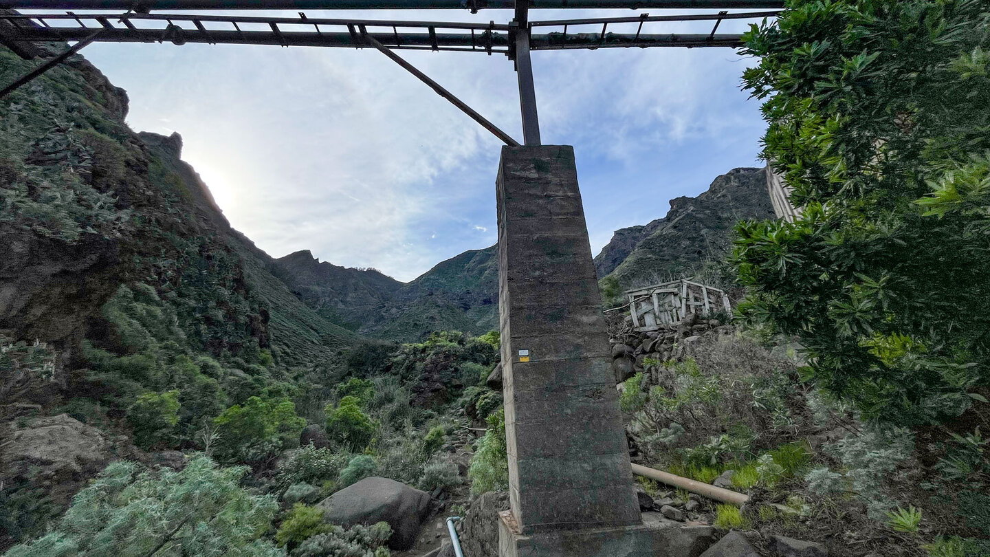 der Wanderweg bei den Wasserreservoirs im Barranco del Aderno