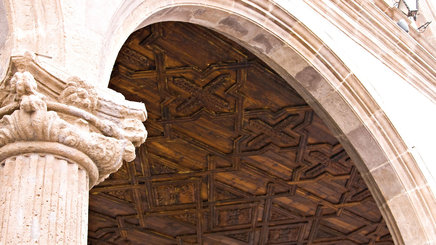 Holzschnitzereien am Rathaus Ayuntamiento in Santa Cruz de La Palma auf La Palma