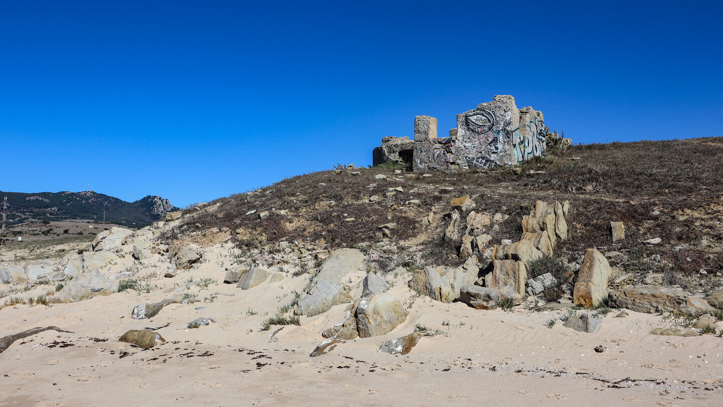 Bunkerruine an der Playa de Bolonia