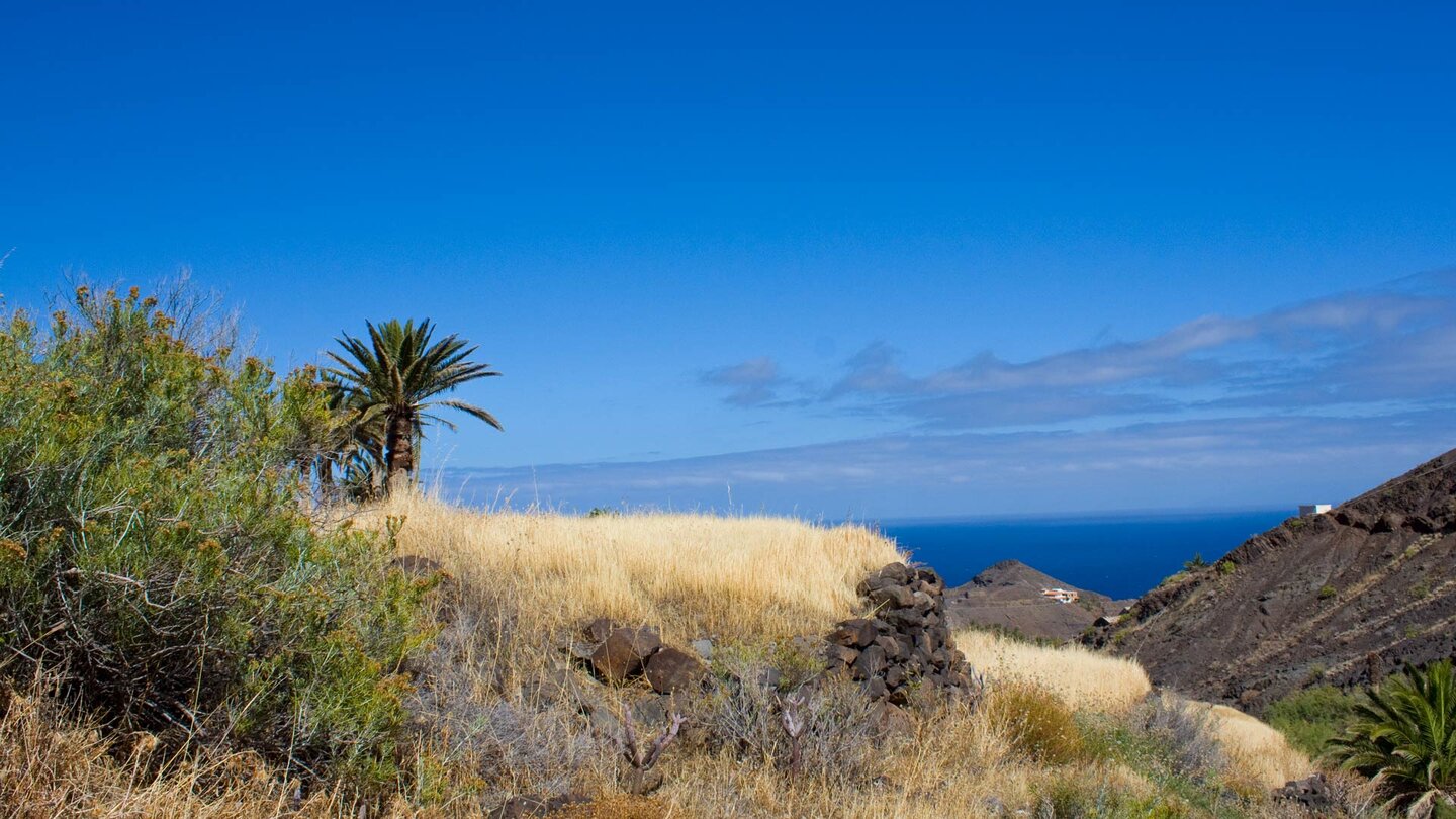 Blick zum Meer auf dem Wanderweg auf Gomera