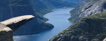 die atemberaubende Trolltunga über dem Ringedalsvatnet in der Region Hardanger