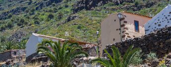 Häuser mit typischen Fassaden in Imada auf La Gomera