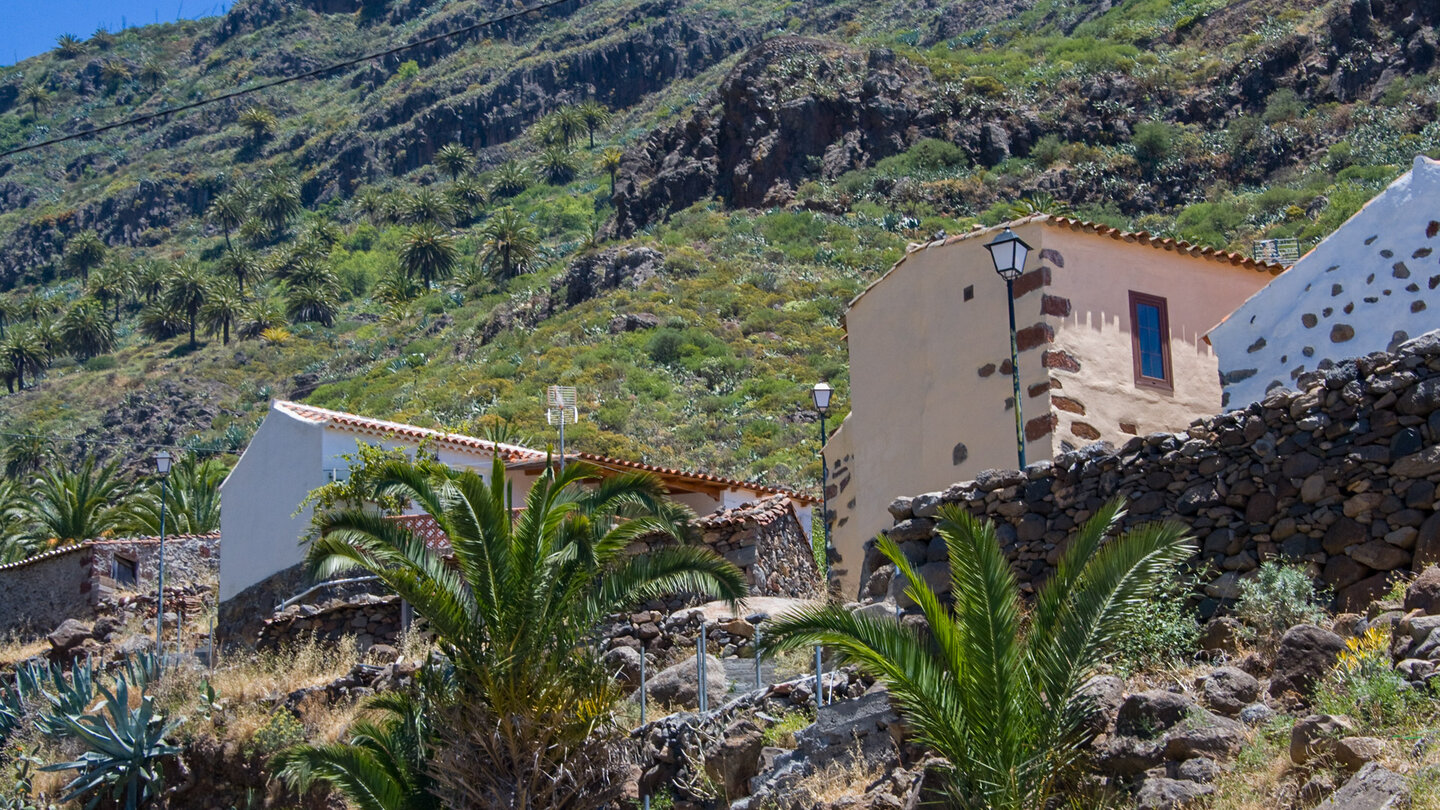 Häuser mit typischen Fassaden in Imada auf La Gomera