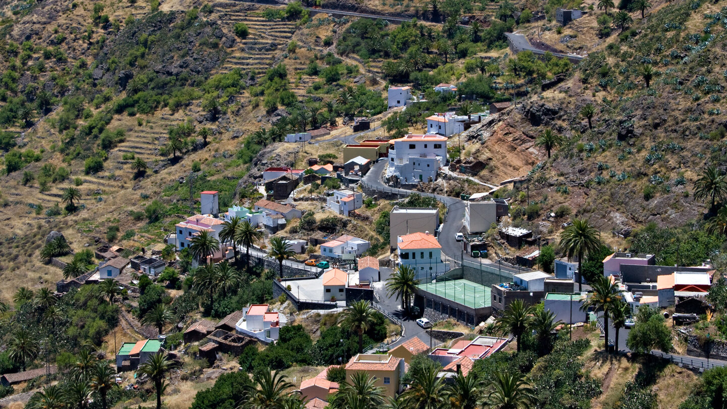 Häuser zwischen terrassierten Feldern in Imada auf La Gomera