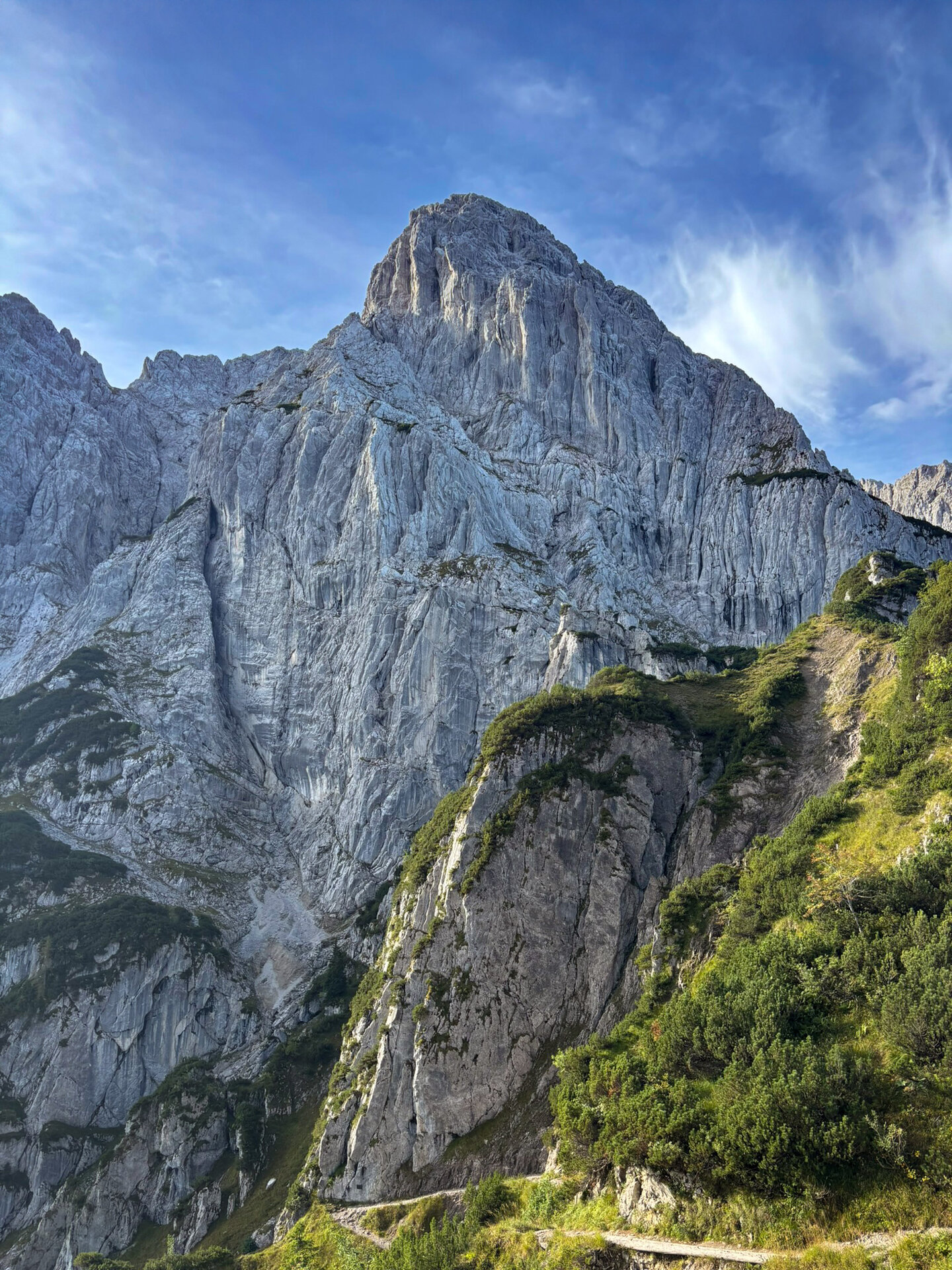 Blick auf die Felsflanken des Totenkirchls