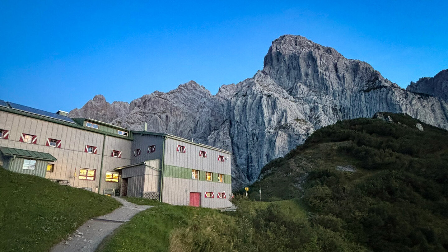Stripsenjochhaus vor dem Totenkirchl im Kaisergebirge