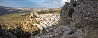 Wanderweg mit Blick auf das weiße Dorf Zuheros