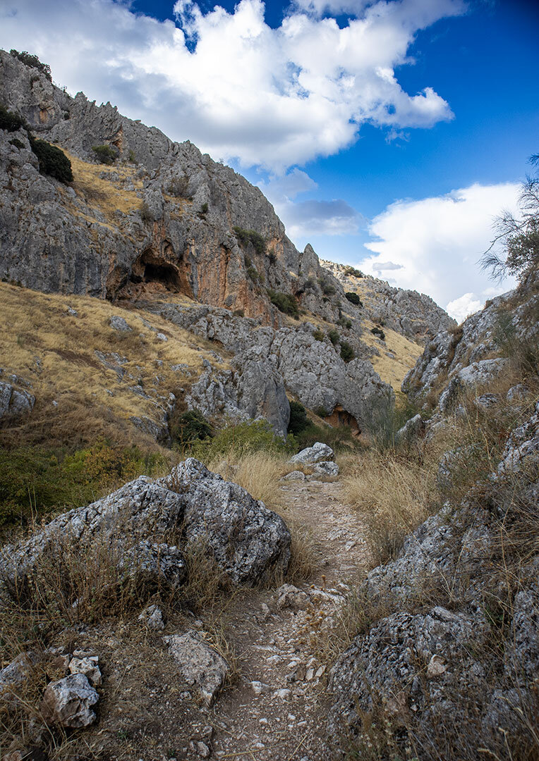 Wanderweg zwischen Felsen und Höhlen