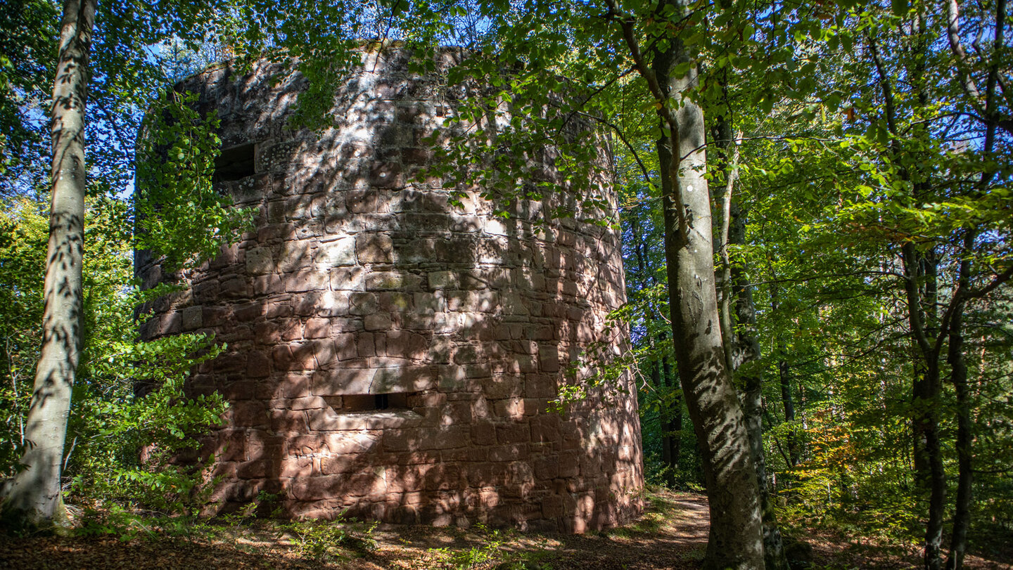 Runder Sandsteinturm Kleinfrankreich zwischen Bäumen im Pfälzerwald, Hans-Trapp-Tour Erlenbach.