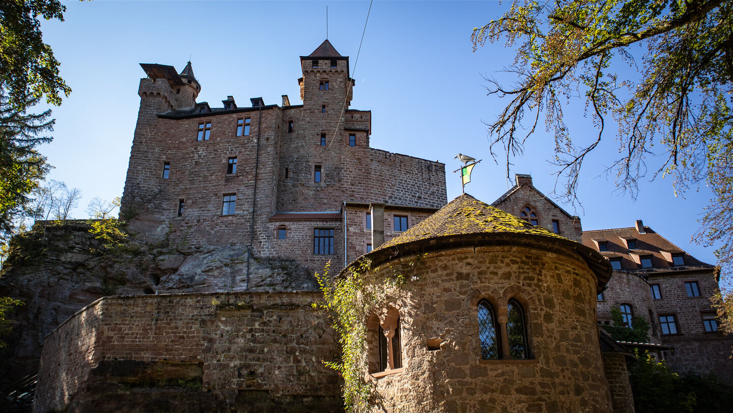 Burg Berwartstein von unten, Hauptturm und Kapelle auf Sandsteinfels, Hans-Trapp-Tour Erlenbach.