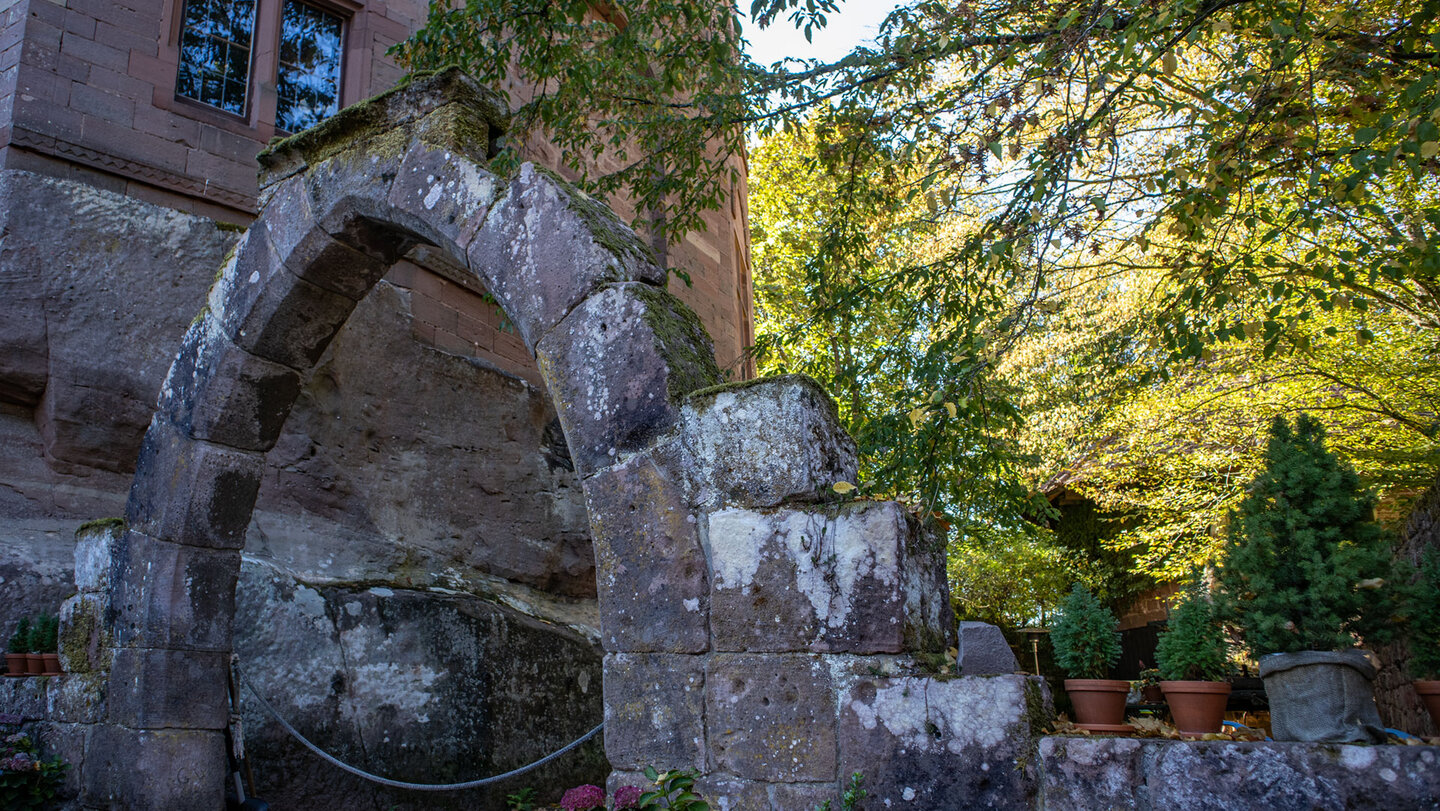 Moosbedeckter Steinbogen am Burghof von Burg Berwartstein bei Erlenbach, Hans-Trapp-Tour.