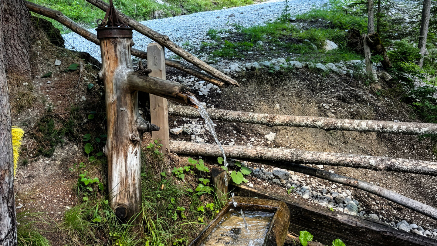 Trinkwasserstelle Wastl-Bründl mit Holztrog am Wanderweg bei Bachwinkl