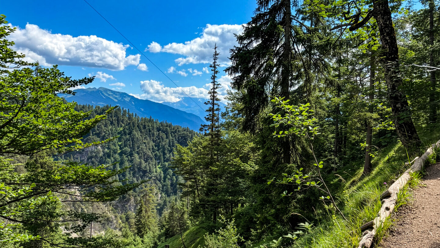 Hangquerung am Hüttenweg 412 mit Ausblick ins Saalachtal bei Saalfelden