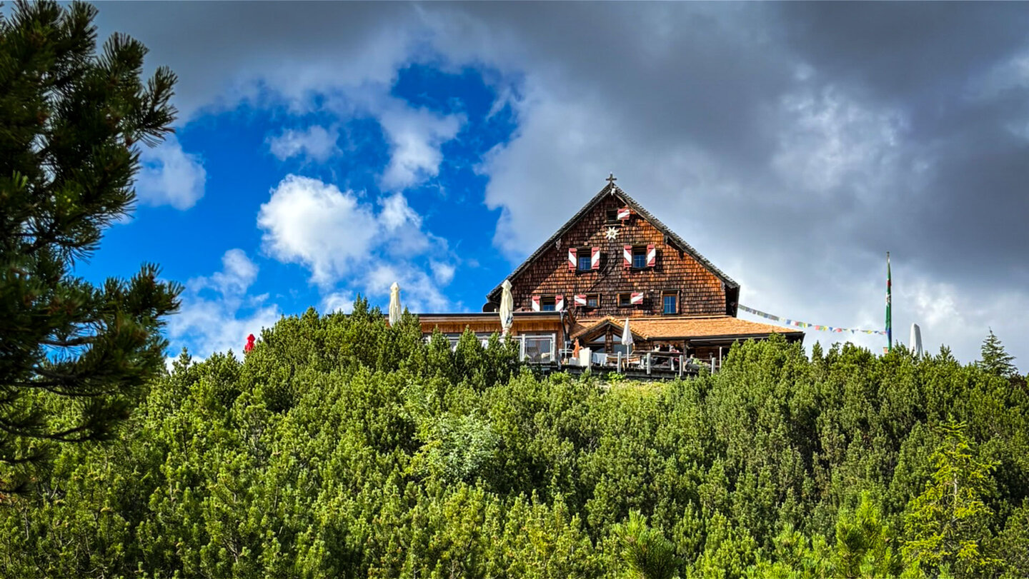 Die Peter-Wiechenthaler-Hütte auf 1.752 Metern am Rand des Steinernen Meeres
