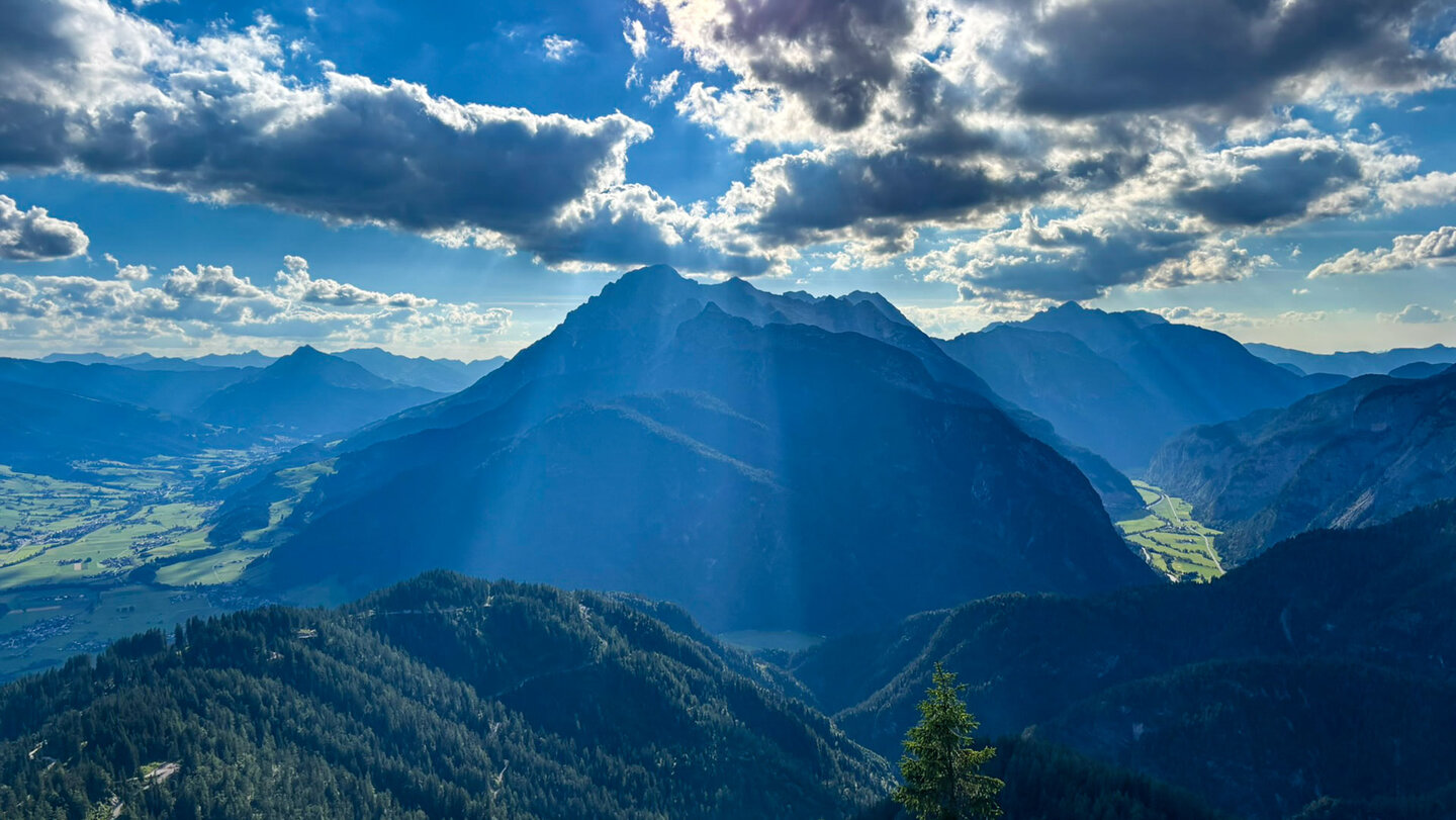 Blick von der Peter-Wiechenthaler-Hütte über die Berchtesgadener Alpen